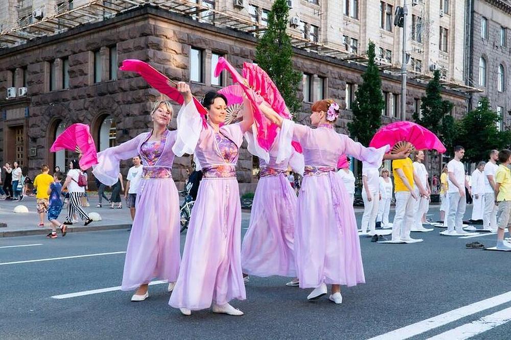 Praktikantice obučene kao nebeske djevojke nastupaju u centru Kijeva 
