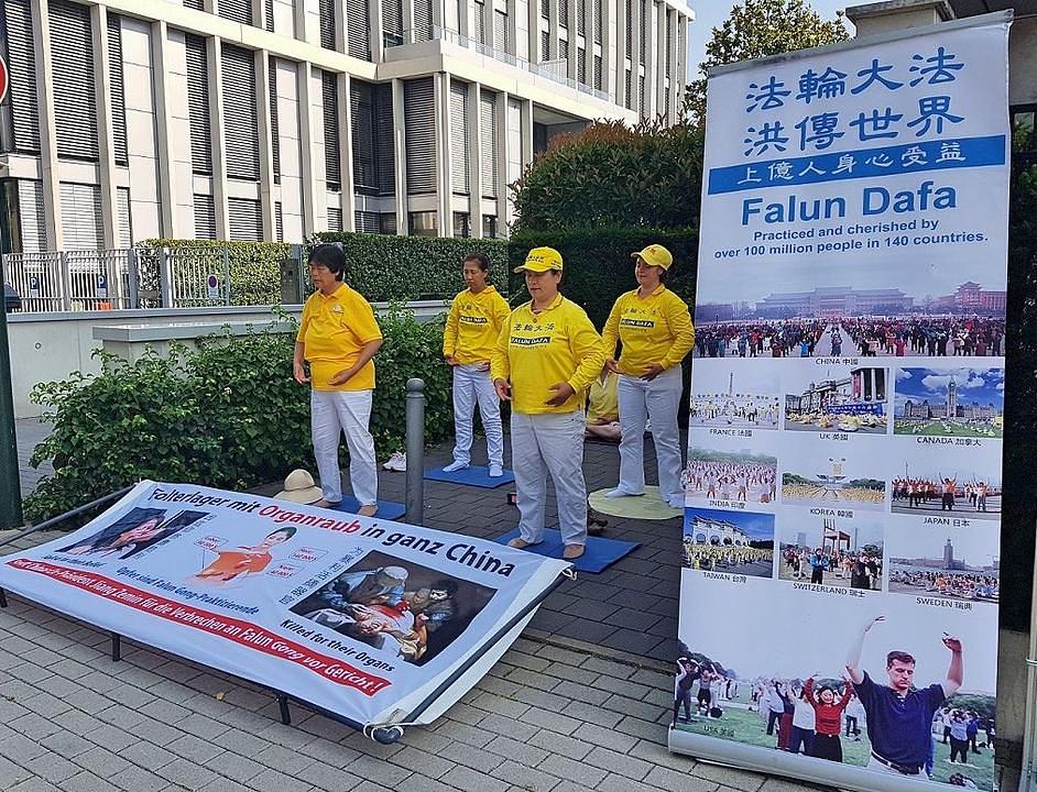 Demonstracija izvođenja Falun Gong vježbi ispred Kineskog konzulata