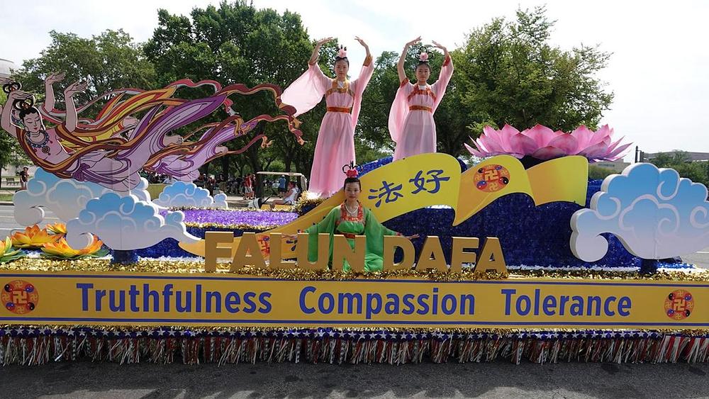 Prikazivanje Falun Dafa vježbi na splavu 