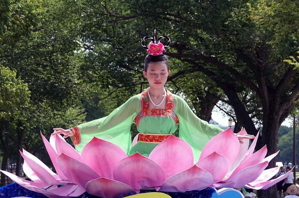 Praktikantica Xinyang Xu, koja ima 17 godina, na splavu prikazuje Falun Gong sjedeću meditaciju 