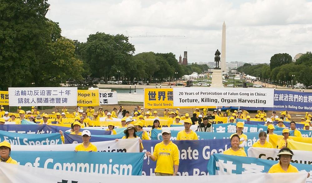 Falun Gong praktikanti i njihovi simpatizeri održali skup kako bi obilježili 20. godišnjicu otpora brutalnom komunističkom progonu u Kini
 