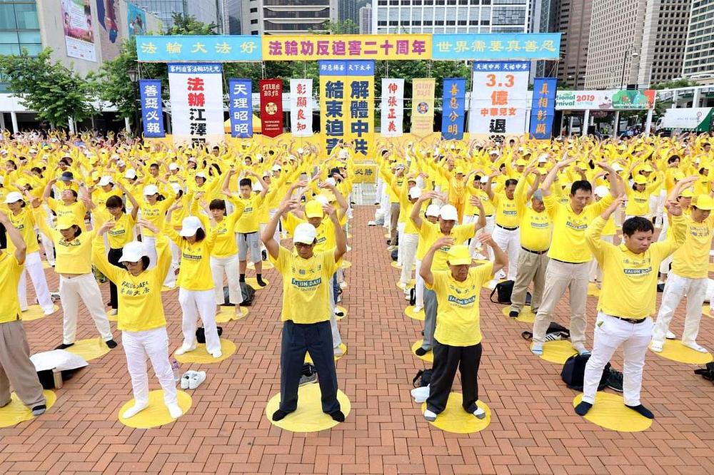 Falun Gong praktikanti demonstriraju pet vježbi na trgu Edinburgh.