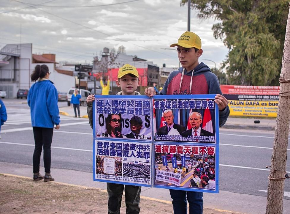 Mladi praktikanti držali su plakate s informacijama o Falun Gongu i progonu. 