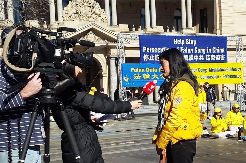 Reporteri iz Australia SBS TV intervjuiraju praktikanta. 