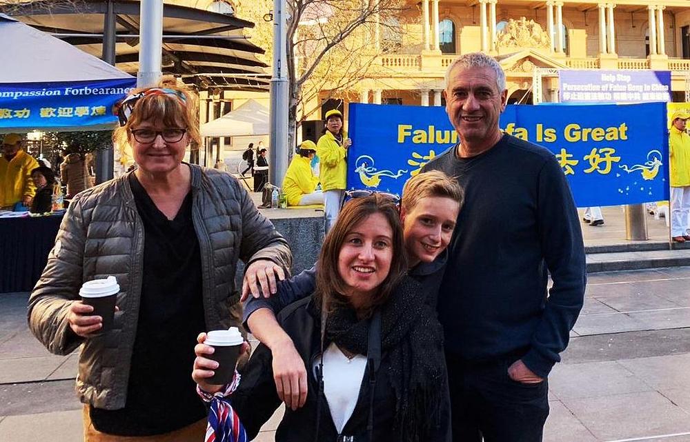 Chatellier i njegova obitelj, turisti iz Francuske, izjavili su kako podupiru napore praktikanata Falun Gonga za okončanje progona.
 