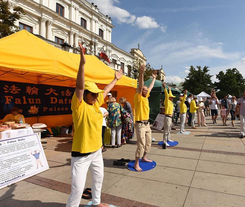 Praktikanti demonstriraju izvođenje vježbi na Multikulturalnom festivalu u Varšavi 21. jula 2019. godine.