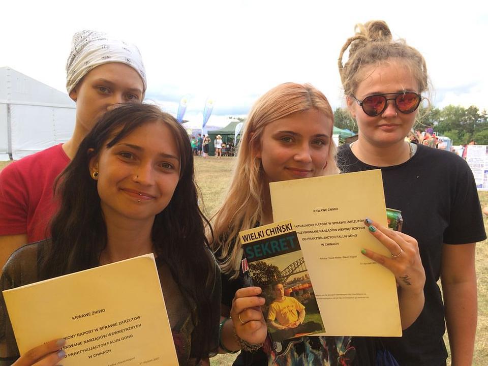 Ania, Marta, Daria i Oliwia (s lijeva na desno) su potpisale peticiju. "Svim srcem podržavamo Falun Gong i nadamo se da će se ovo najgore zlo u svijetu uskoro završiti", rekla je Ania.