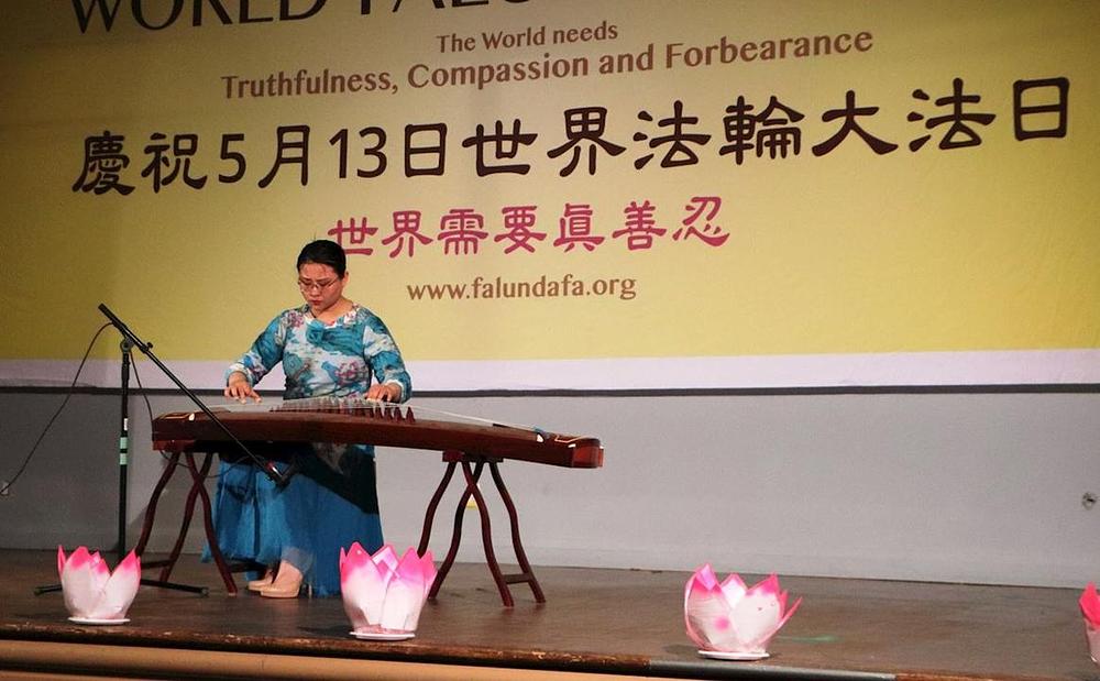 Muzička tačka izvedena na kineskom muzičkom instrumentu, guzheng.