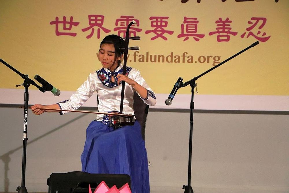 Solo izvedba na erhuu (klasičnom kineskom instrumentu).