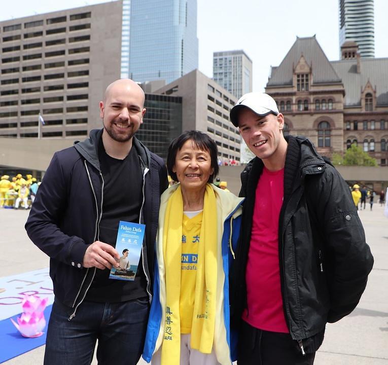 Agnes razgovara sa Richardom, stanovnikom Toronta (na slici lijevo) i Jasonom o Falun Gongu.