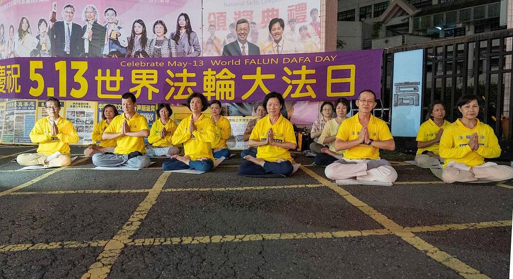 Praktikanti Falun Gonga iz Kaohsiunga, 11. maja 2019. godine na noćnoj pijaci Ruifeng sa ljudima razgovaraju o Falun Gongu i progonu 