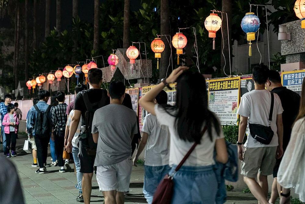 Praktikanti su 11. maja postavili plakate uz pristupni put do noćne tržnice Ruifeng.
