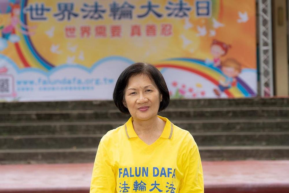 Umirovljena učiteljica osnovne škole, Shi Fang često odlazi na noćnu tržnicu u Ruifengu kako bi ondje ljudima govorila o Falun Gongu i progonu.