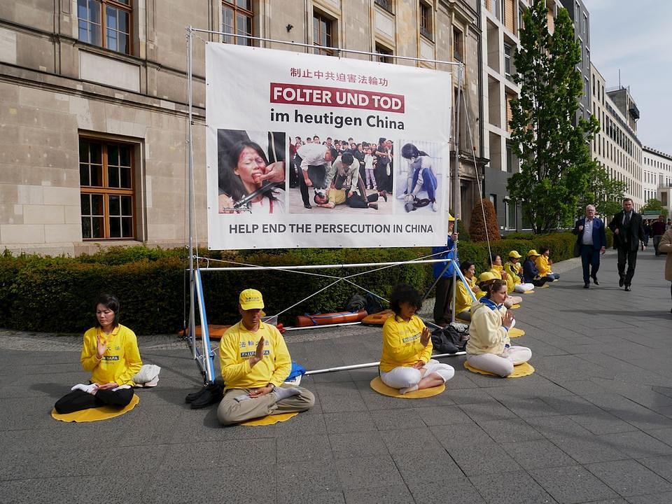 Falun Gong praktikanti pozivaju njemački parlament da pomogne u zaustavljanju progona Falun Gonga u Kini.