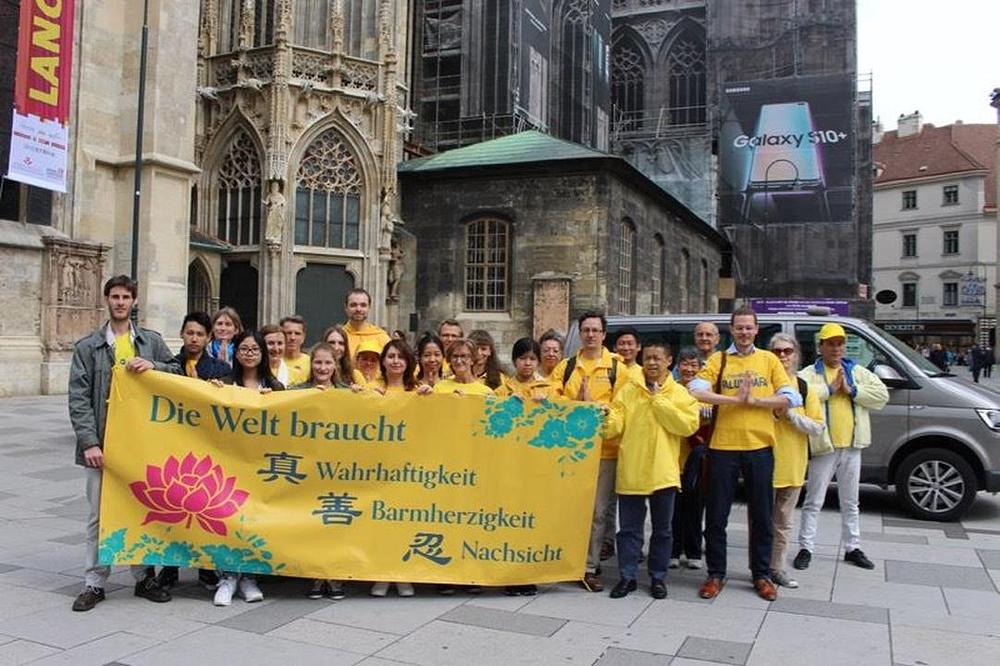 Austrijski Falun Gong praktikanti slave Svjetski Falun Dafa dan u Beču.