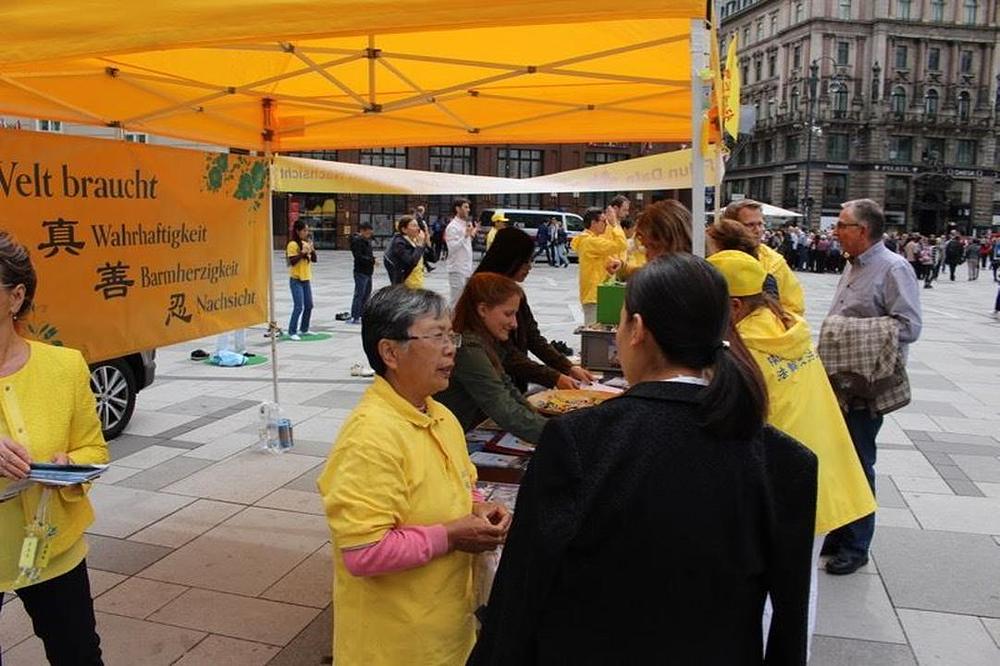 Prolaznici su zainteresovani da saznaju više o Falun Gongu