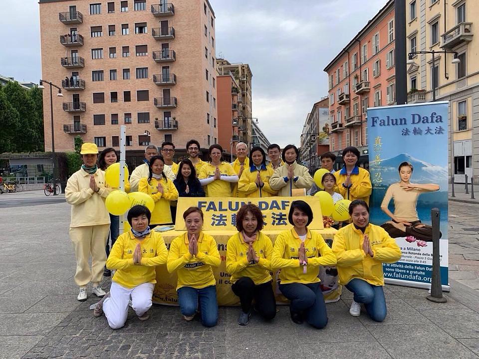Talijanski Falun Gong praktikanti slave Svjetski Falun Dafa dan u Milanu.