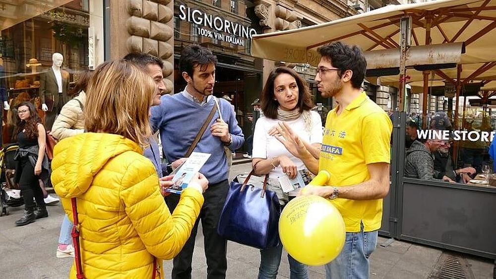 Demonstriranje izvođenja Falun Gong vježbi i predstavljanje Falun Gonga prolaznicima u centru Milana 11. maja 2019. godine. 