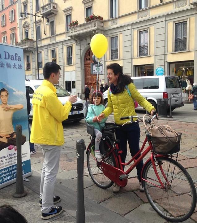 Prolaznik 12. maja dobiva informacije o Falun Gongu.