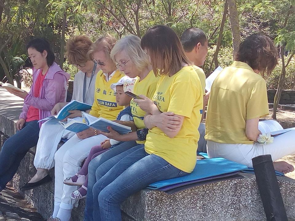 Falun Gong praktikanti zajedno uče Falun Gong učenja.
