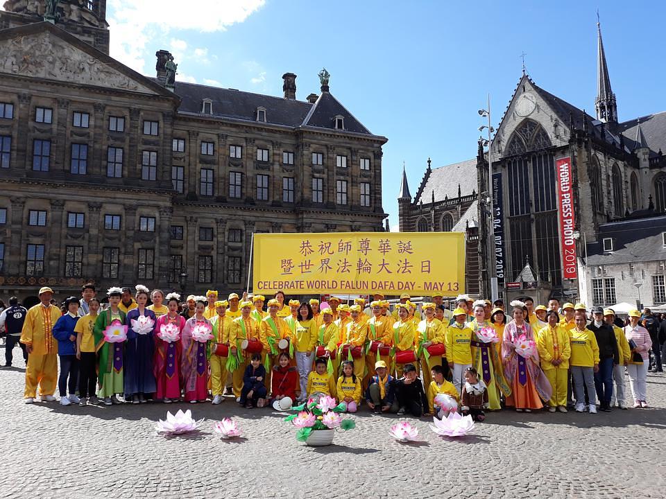 Falun Gong praktikanti slave Svjetski dan Falun Dafe na poznatom Dam trgu u Amsterdamu, Holandija 12. maja 2019. godine.