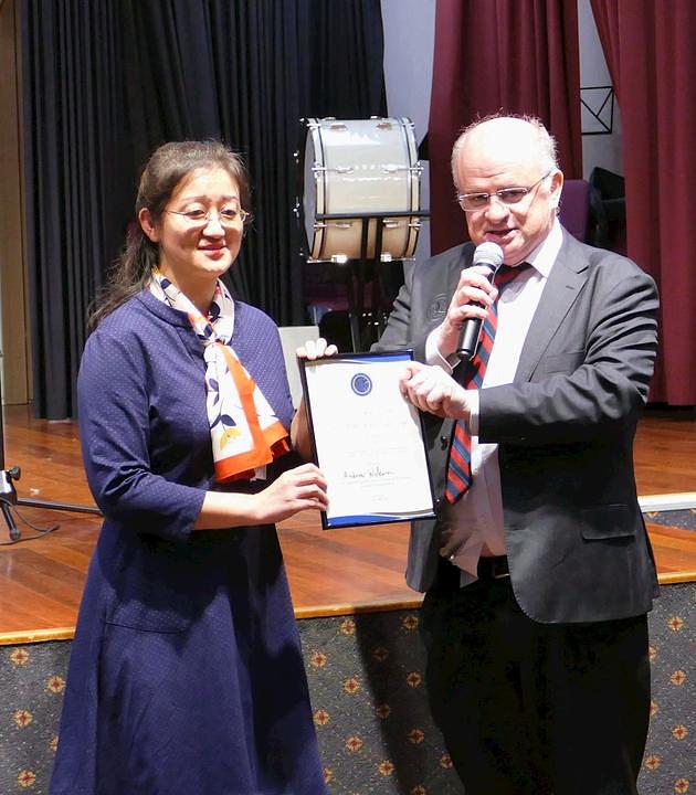 Andrew Wilson, gradonačelnik grada Parramatte predao je priznanju dr. Zhao, direktorici Australske Falun Dafa udruge.