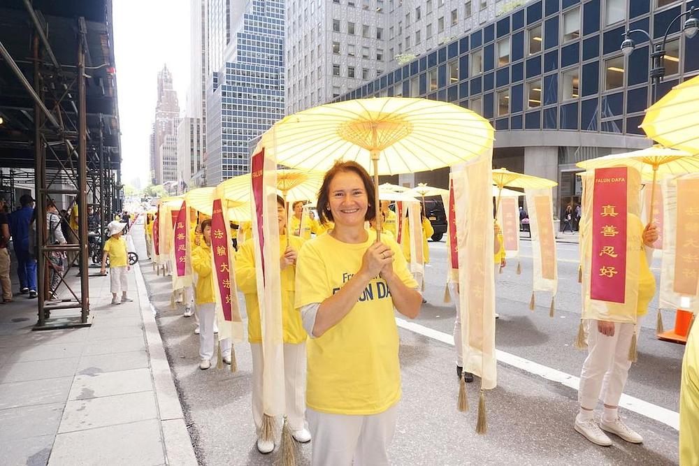 Isabelle iz Francuske je učestvovala u paradi na Manhattanu u četvrtak. Ona kaže da je prakticiranje Falun Gonga učinilo njen porodični život skladnim.