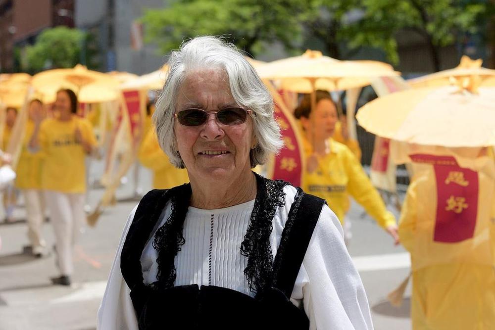 Ruth iz Švajcarske se nada da će više Kineza saznati šta je Falun Gong. "Divno je biti ovdje u New Yorku i svima pričati o Falun Gongu", rekla je.