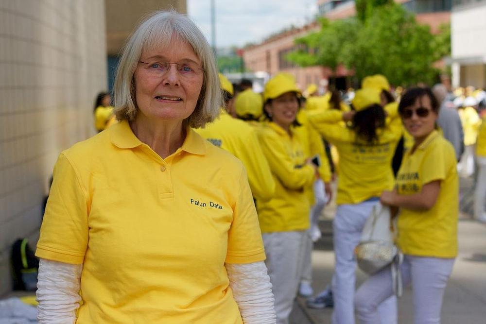 Christina iz Njemačke je rekla: "Nadam se da će više ljudi saznati koliko je veličanstven Falun Gong i u koliko se zemalja prakticira." Uprkos tome što ima 68 godina, rekla je da se nakon parade osjećala ispunjena energijom.