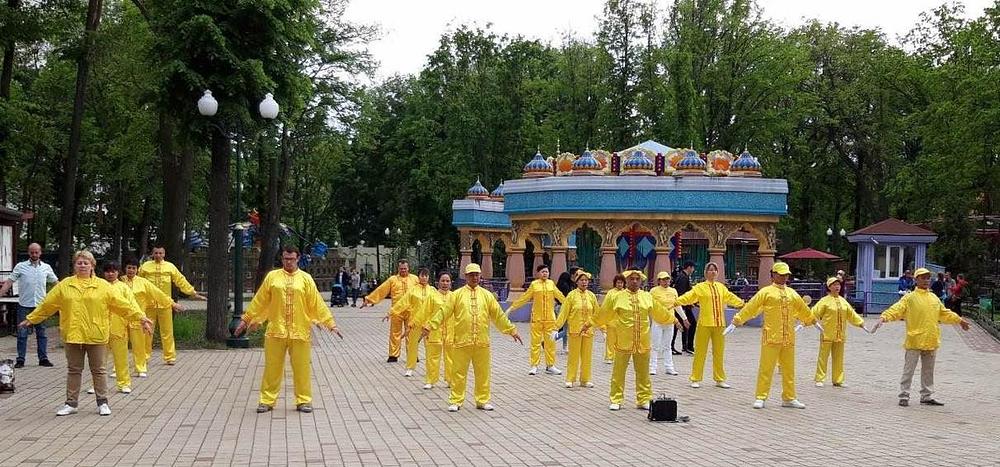 Falun Gong praktikanti u Kharkivu pokazuju vježbe.
