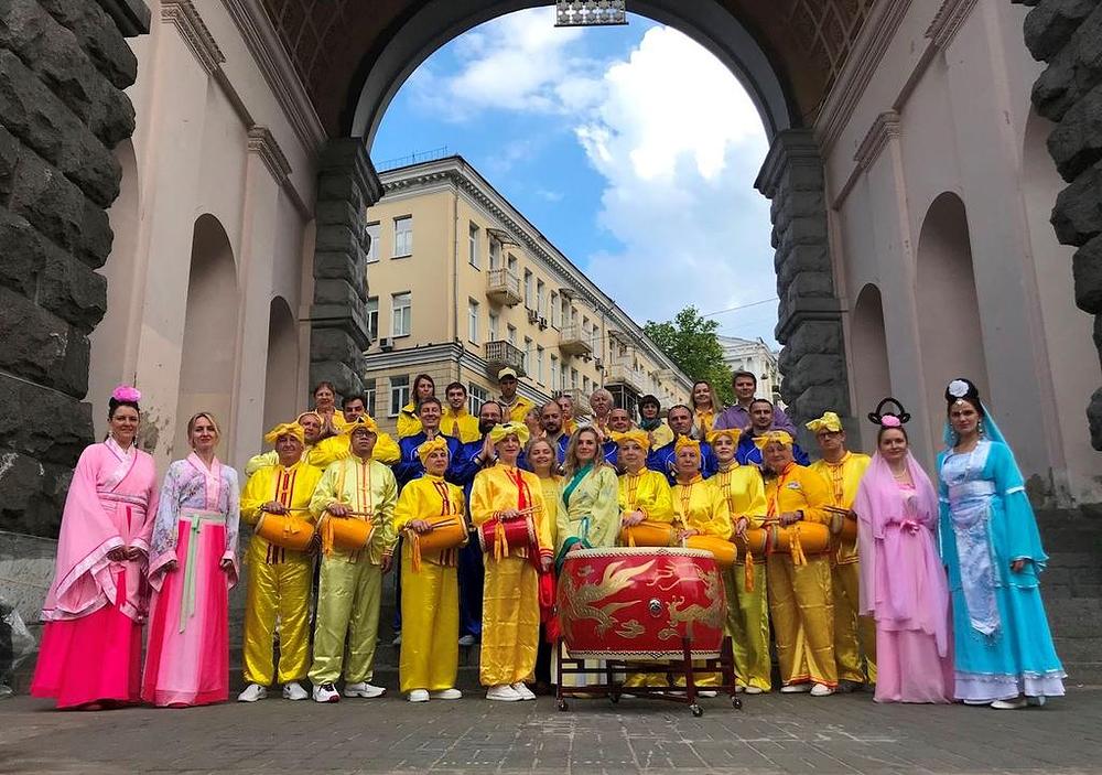 Falun Gong praktikanti na proslavi