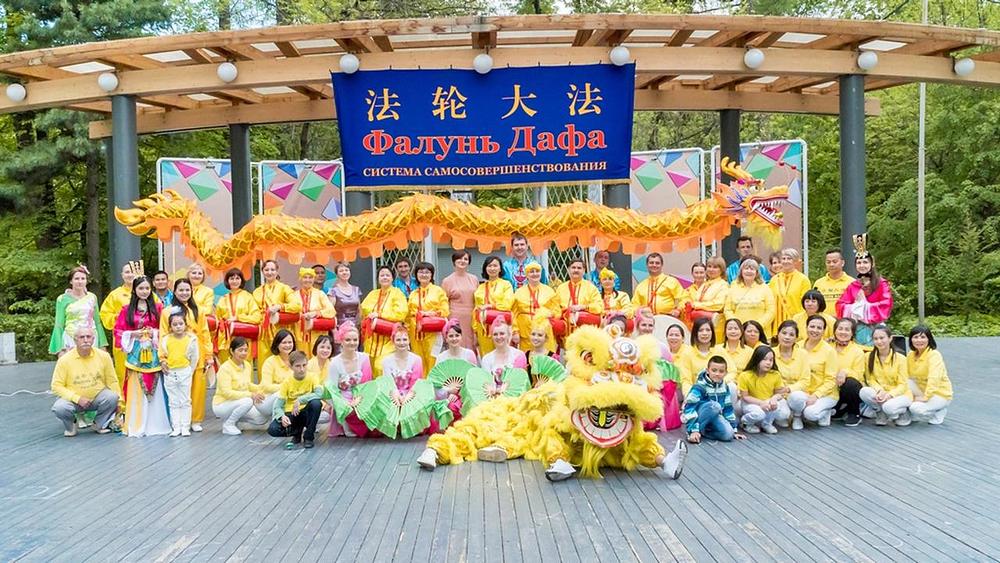 Falun Dafa praktikanti žele Učitelju Li-u sretan rođendan.