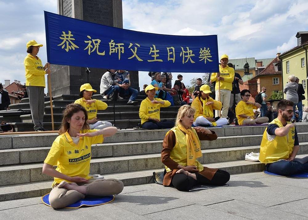 Poljski praktikanti pokazuju Falun Gong vježbu meditacije u starom gradu u Varšavi.