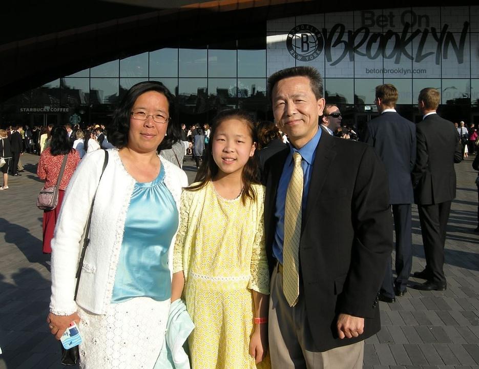 Praktikanti iz New Yorka Wu Shengyong i Feng Ling prisustvovali su konferenciji u Brooklynu sa svojom kćerkom Emily.
