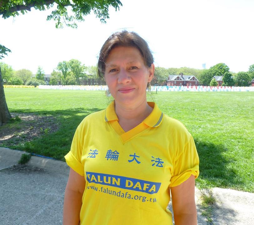 Karin iz Belgije je rekla da ju je Falun Dafa naučio toleranciji i praštanju. Njen muž, kćerka i sin su također počeli prakticirati 2006. godine. 