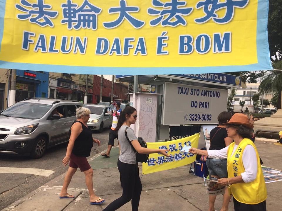 Podjela letaka u Brasu kojim se objašnjava istina o Falun Gongu 