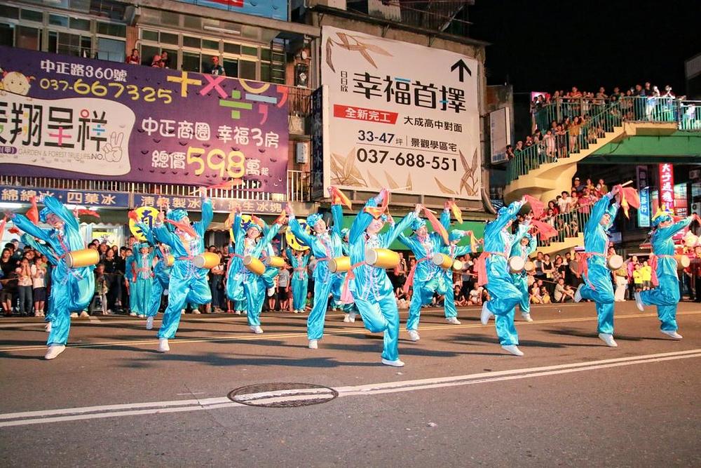 Dobošarska grupa, koju čine lokalni praktikanti Falun Gonga nastupa na godišnjoj Toufen paradi u gradu Toufen na Tajvanu.