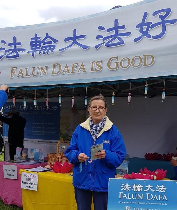Barbara, Falun Dafa praktikantica, razgovara s ljudima o dobrobiti koju donosi ova praksa 