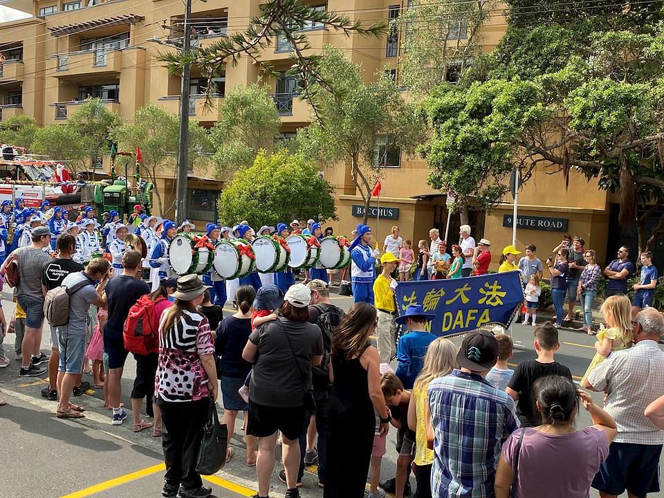 Novozelandski Falun Dafa praktikanti pozvani da učestvuju u šest parada u dane vikenda 7. i 8. decembra 2019. godine.
 