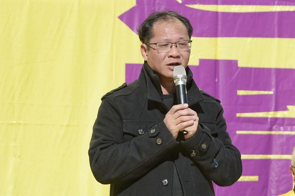 Richard Tsoi govori na mitingu