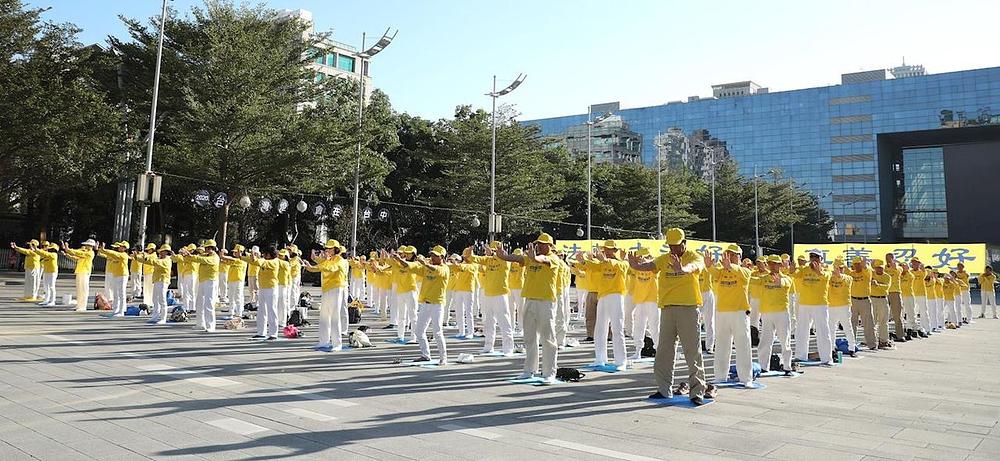 Praktikanti Falun Gonga vježbaju na Trgu ispred Gradske kuće 
