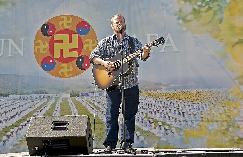  Jim Fogarty nastupa u Long Beachu prošlog listopada