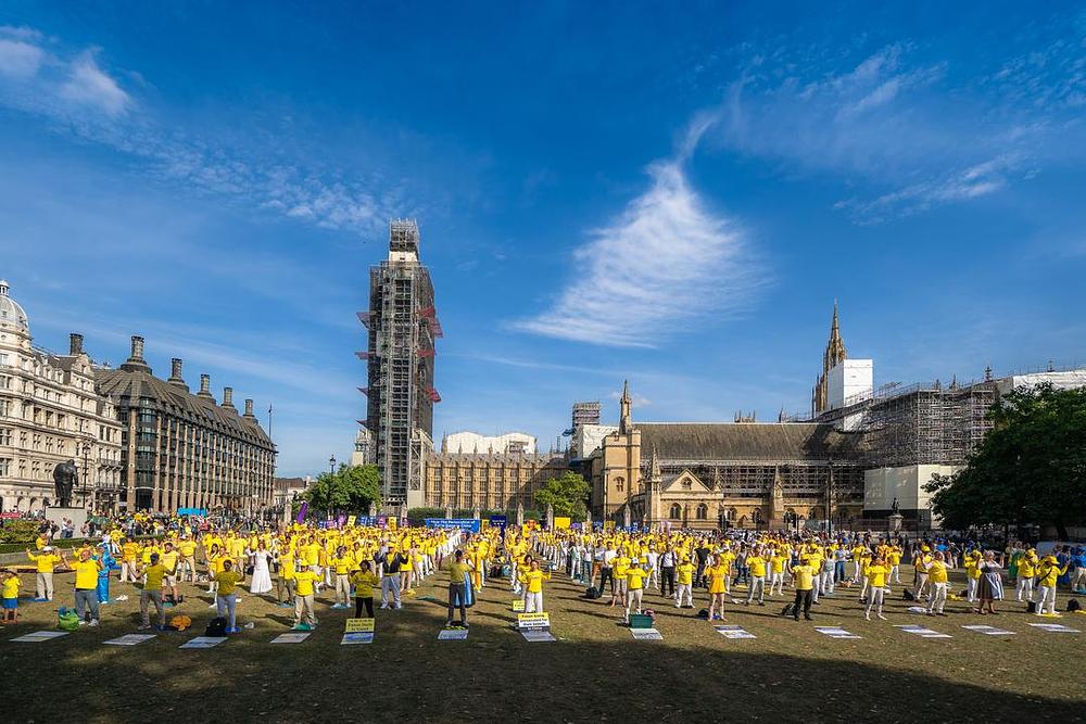 Grupno vježbanje pred britanskim parlamentom 