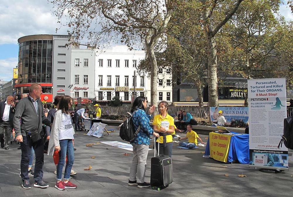 Predstavljanje Falun Gonga turistima na trgu Leicester 