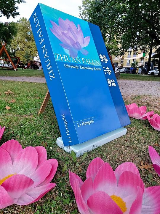 Model knjige *Zhuan Falun* na hrvatskom jeziku.