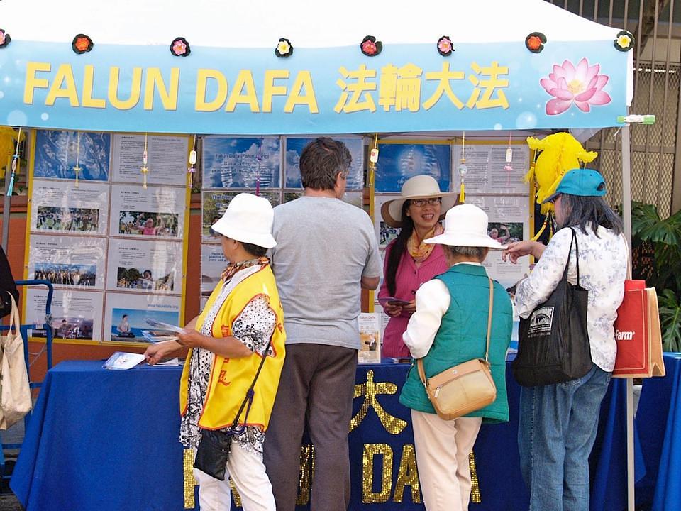 Praktikanti Falun Gonga  ljudima govore o ovoj praksi na jesenjem prazniku mjeseca u kineskoj četvrti u San Franciscu, 7. i 8. septembra 2019. godine.