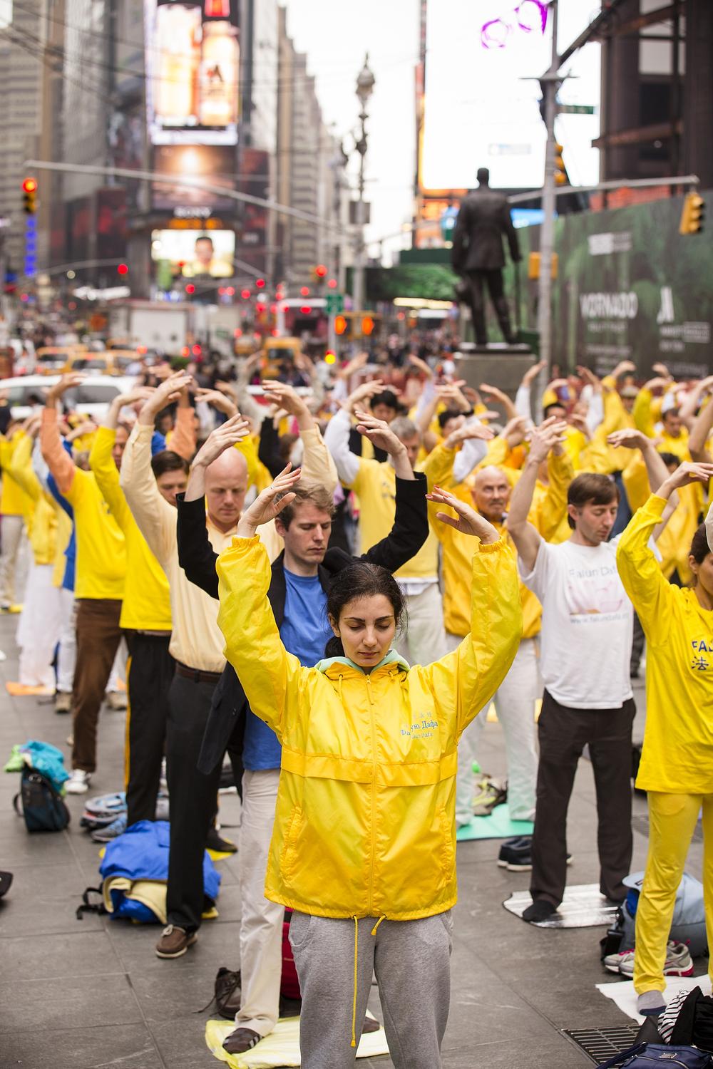 Grupna meditacija i mirne vježbe na Times Square-u 15. maja 2014.