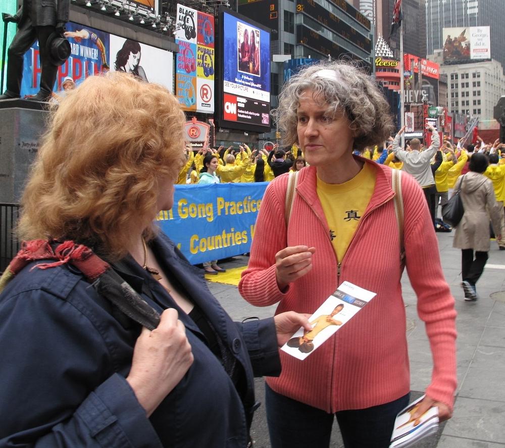 Gospođa Birgit Braun iz Njemačke objasnio činjenica Falun Gong za lokalno stanovništvo i turiste na Times Square 15. maja 2014.