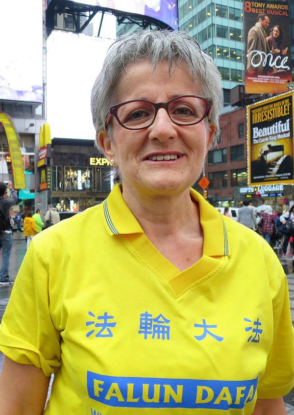 Gospođa Mara Asquini iz Italije počela je prakticirati Falun Gong prije tri godine. Ona je rekla da je postala mnogo mirnija i njen odnos sa porodicom se promijenio na bolje.