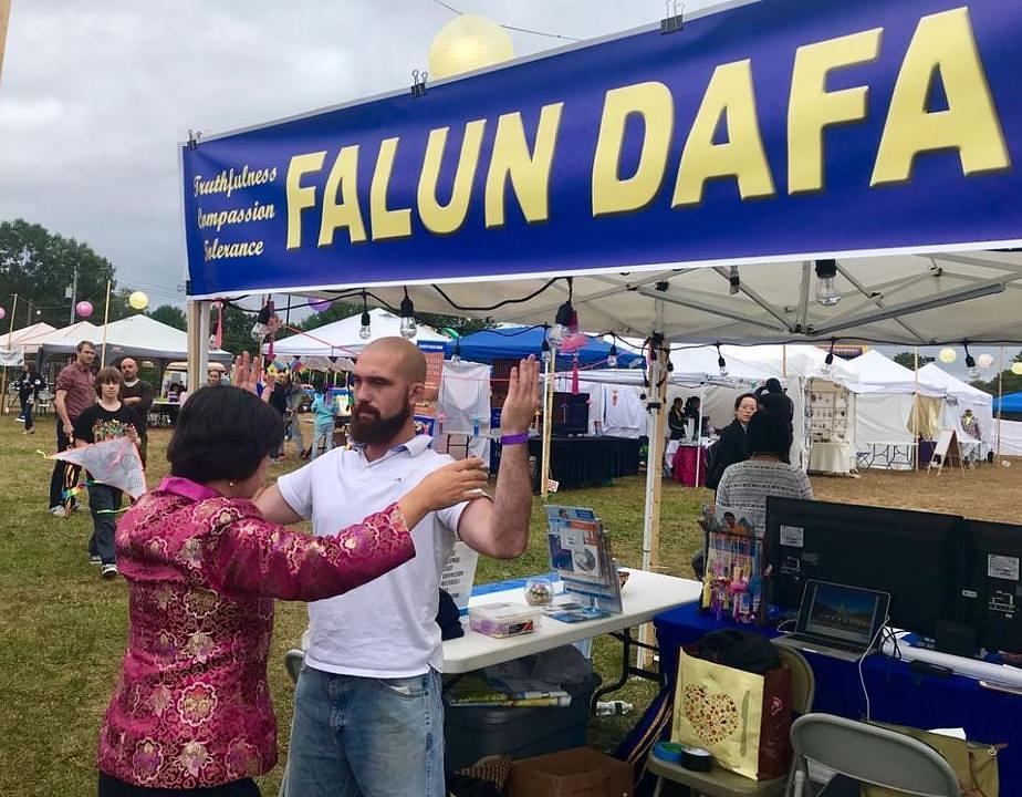 Građanin od praktikantice uči Falun Dafa vježbe.